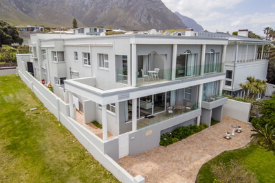 Hermanus Beachfront Lodge