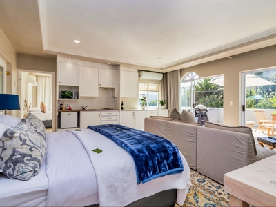 Hermanus Beachfront Lodge