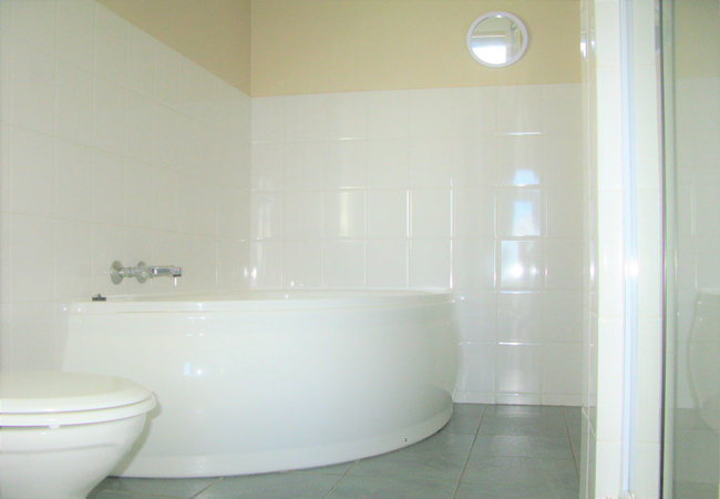 Main en-suite bathroom