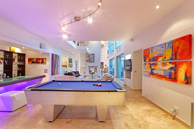 Pool Table, Bar and TV Lounge