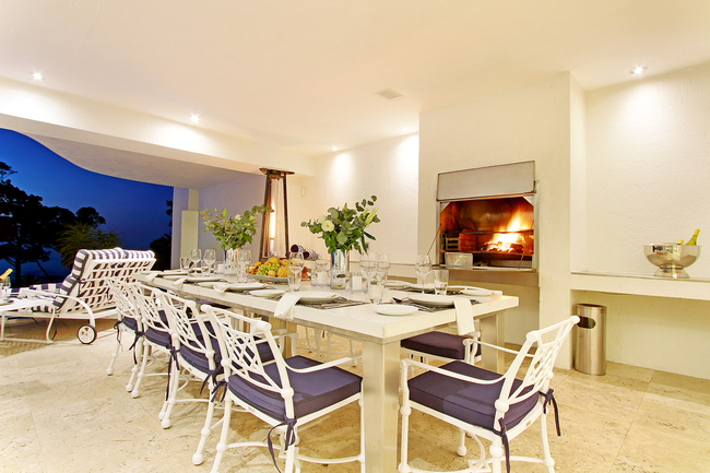 Outdoor Dining and BBQ Poolside