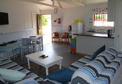 Bosuns Cottage lounge / dining area