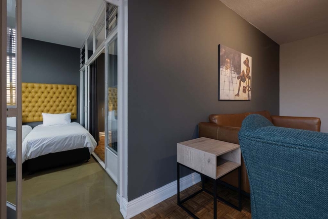 One and a Half Bedroom Apartment 