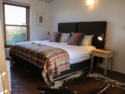 Bush House with Hot Tub