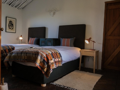 Bush House with Hot Tub