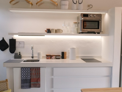 Bush House with Hot Tub