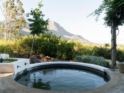 Mission Cottage with splash pool