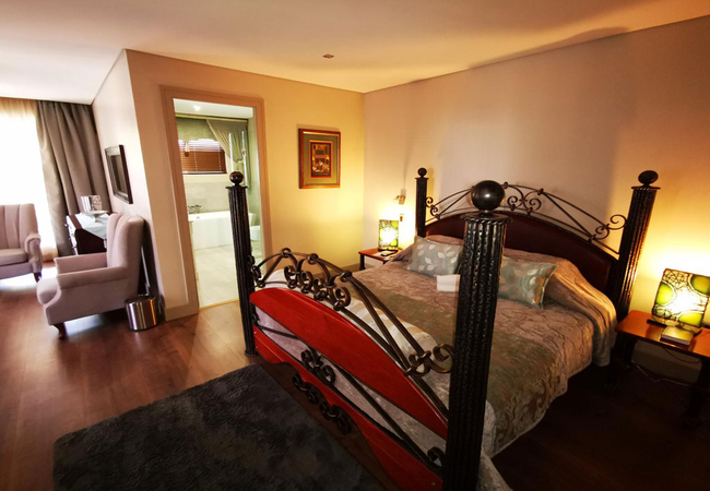 Deluxe Honeymoon Suite