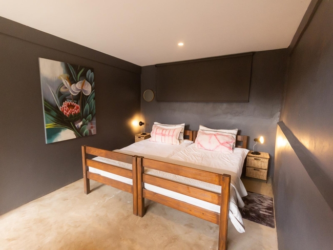 Salties Twin Room (Shared Bathroom)