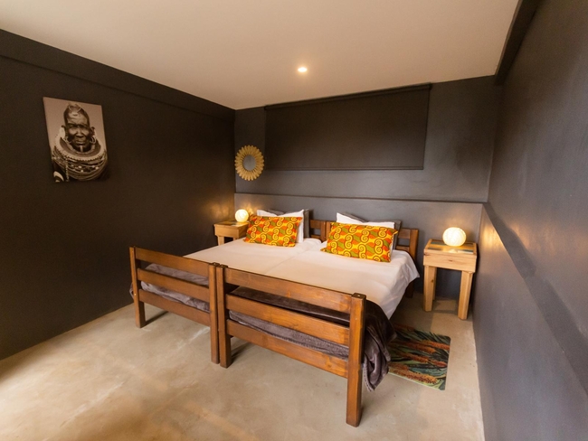 Surfers Twin Room (Shared Bathroom)