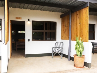 Surfers Twin Room (Shared Bathroom)