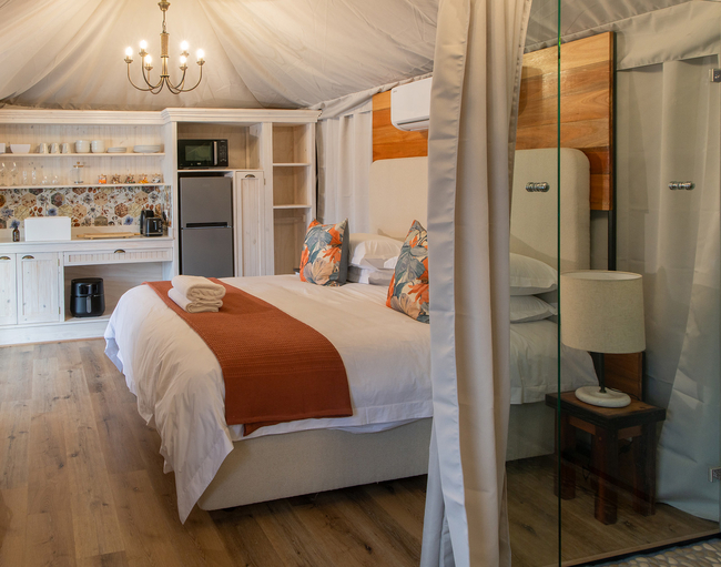 Lakeside Glamping at Dawn Mountains