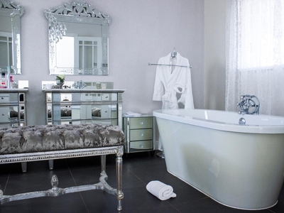 Honeymoon Suite