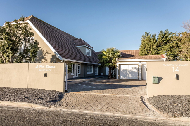 Guest House Le Petit Chateau