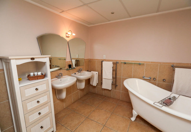 Suite bathroom