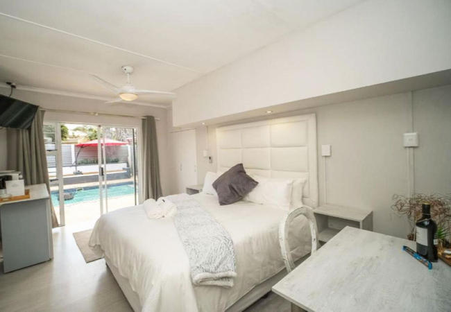 Deluxe Queen Pool View