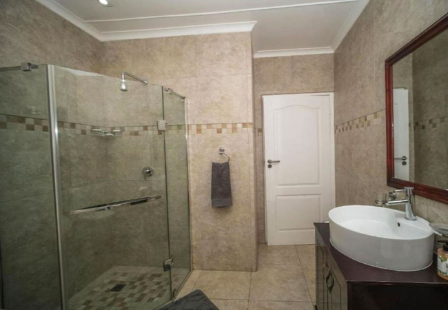 Deluxe Queen Pool View