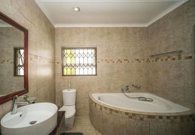 Deluxe Queen Pool View