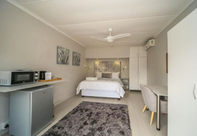 Deluxe Queen with Pool View