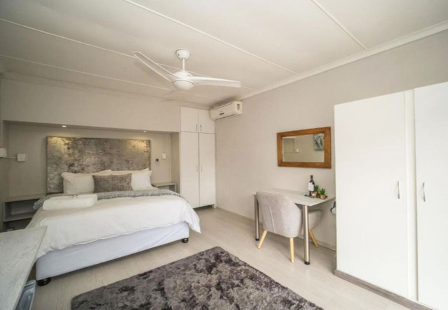 Deluxe Queen with Pool View