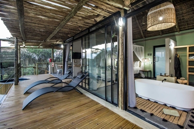 Premier Tree House (with Hot Tub)