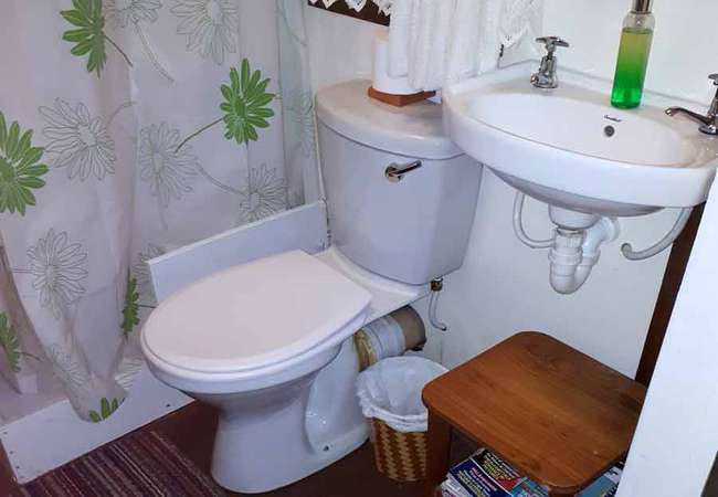 Loerie Cabin bathroom