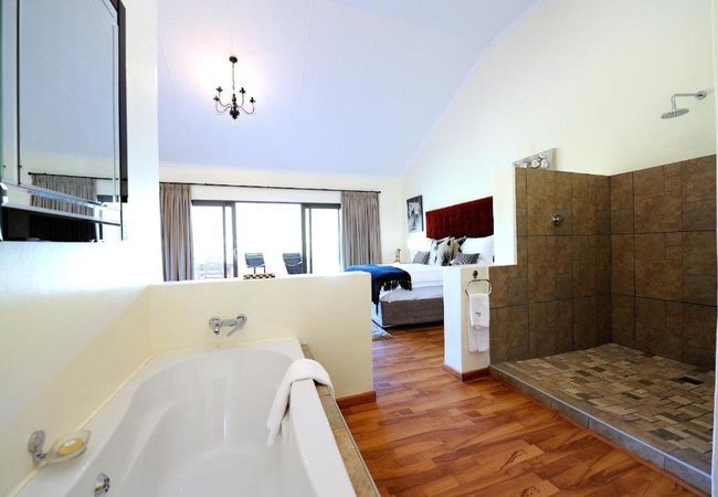 Luxury Suite King with Full Bathroom
