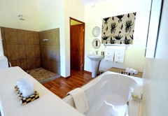 Luxury Suite King with Full Bathroom