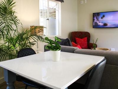 The Cottage (Queen) PET-FRIENDLY