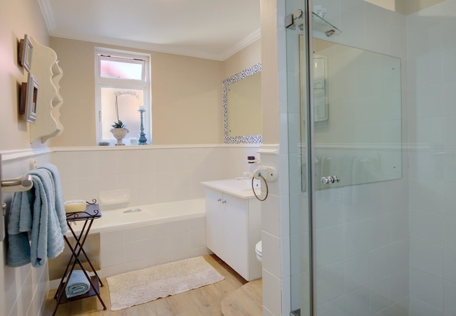 MIDDLE Five-Bedroom Apartment - First Level