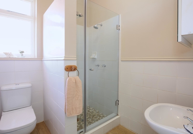 HELSHOOGTE Three-Bedroom Apartment - Second Level