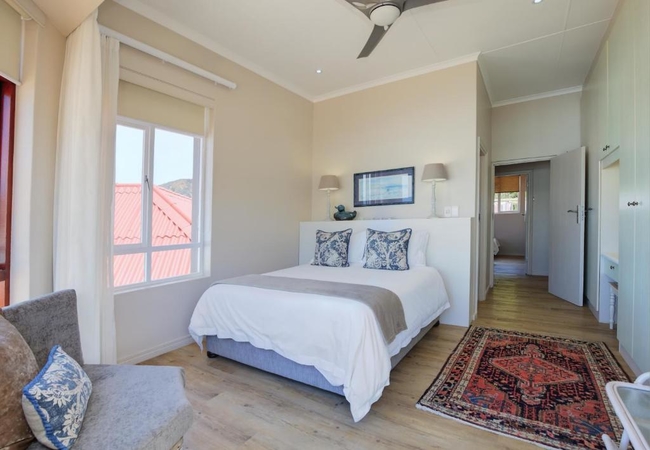 HELSHOOGTE Three-Bedroom Apartment - Second Level