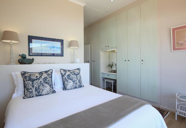 HELSHOOGTE Three-Bedroom Apartment - Second Level