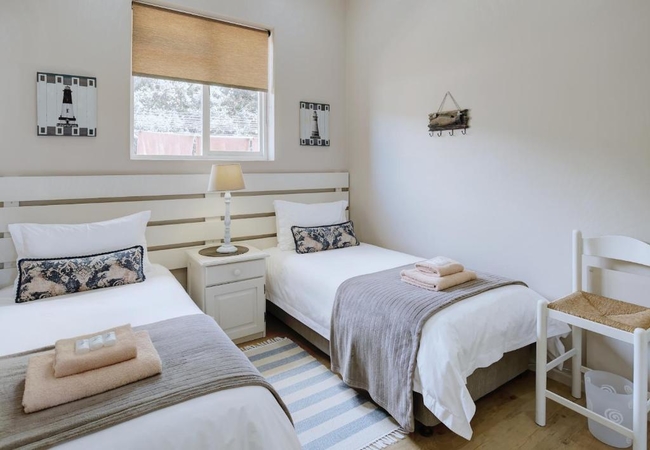 HELSHOOGTE Three-Bedroom Apartment - Second Level