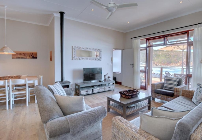 HELSHOOGTE Three-Bedroom Apartment - Second Level