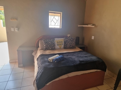 Basic Queen Room - Sable