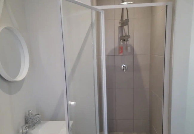 Three-bed Apartment with Kitchen