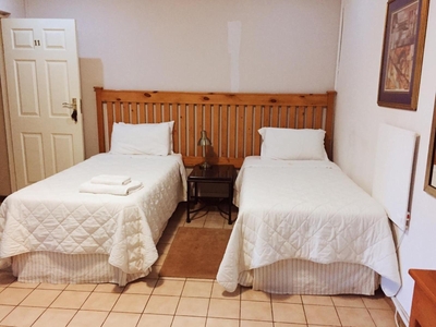 TWIN (Full Bathroom)
