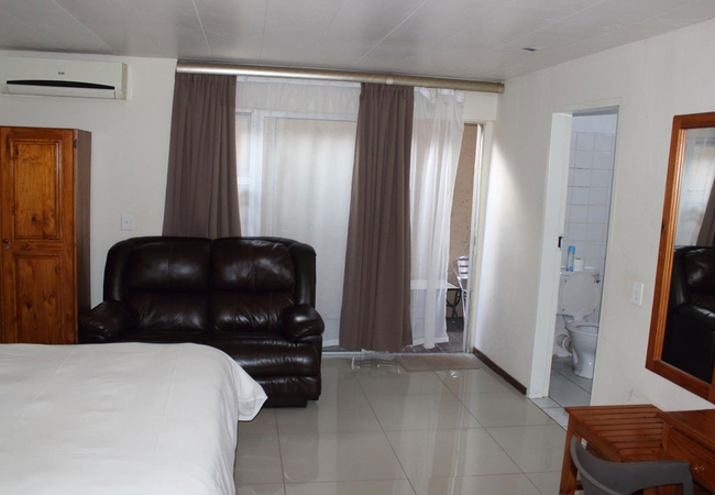 Deluxe Queen Room Downstairs