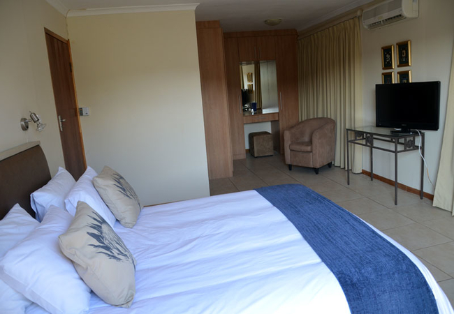 The Fish Eagle Main Bed