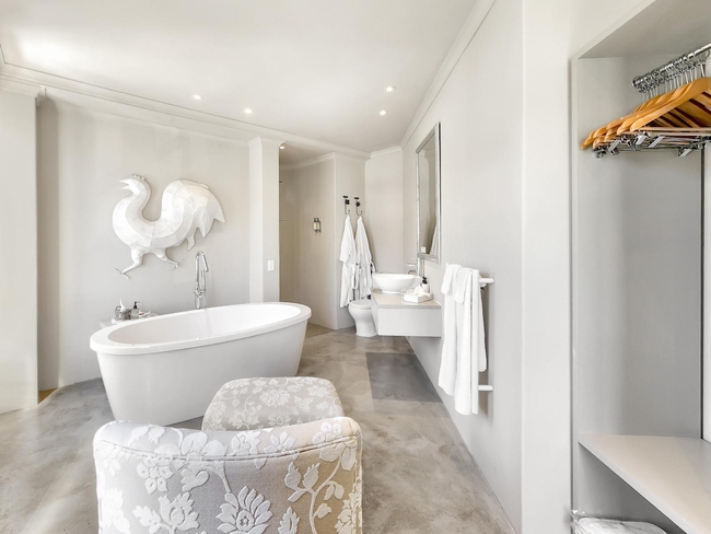 Deluxe Suite 102 / Bath 