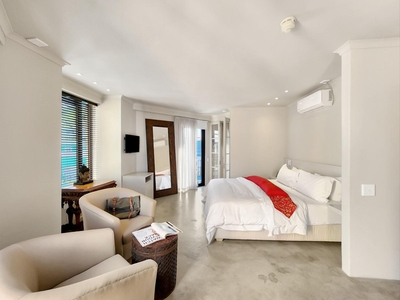 Deluxe Suite 202 / Bath and Rain Shower