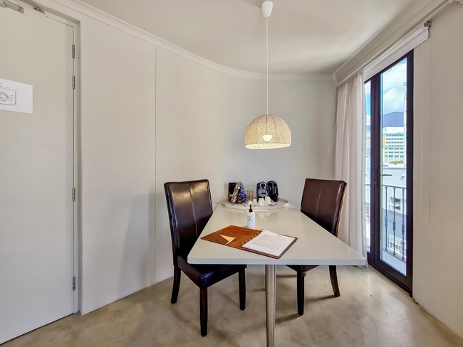 Deluxe Suite 202 / Bath 