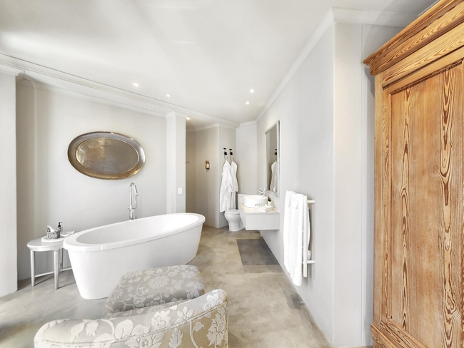 Deluxe Suite 202 / Bath 