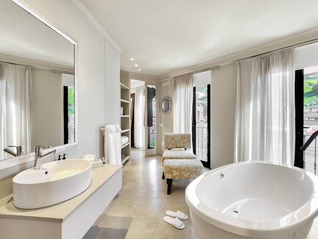 Deluxe Suite 302 / Bath 