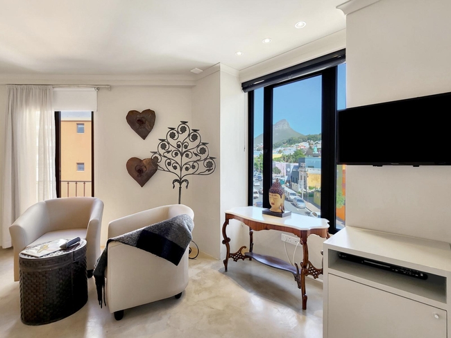 Deluxe Suite 302 / Bath 