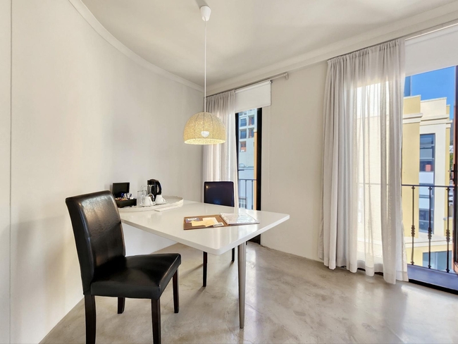 Deluxe Suite 302 / Bath 