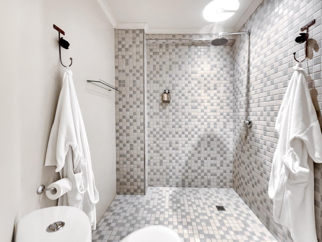 Deluxe Suite 201 / Kitchenette 