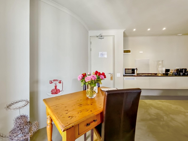 Deluxe Suite 201 / Kitchenette 