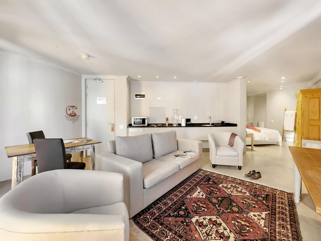 Deluxe Suite 301 / Kitchenette 